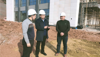 遂寧興業(yè)集團黨委副書記、監(jiān)事會主席、工會主席石鎮(zhèn)槐深入遂寧市興學商務中心項目、公共衛(wèi)生臨床醫(yī)療中心一期項目進行實地巡查